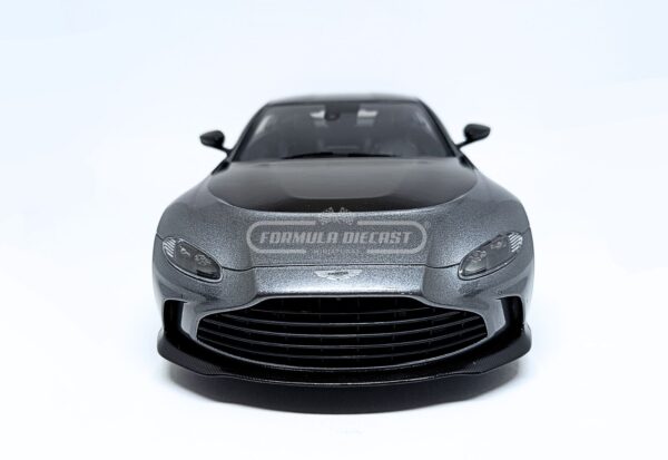 Miniatura de carro Aston Martin V12 Vantage 2023, cinza metálico/carbono, edição limitada 999 peças, escala 1:18, marca GT Spirit