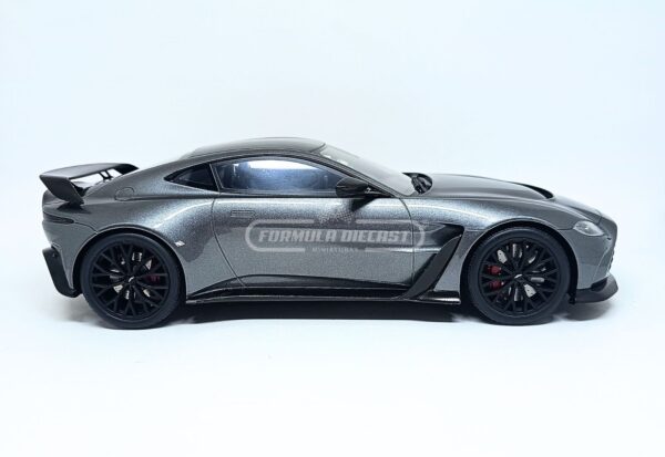 Miniatura de carro Aston Martin V12 Vantage 2023, cinza metálico/carbono, edição limitada 999 peças, escala 1:18, marca GT Spirit