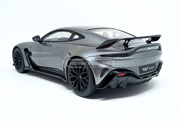 Miniatura de carro Aston Martin V12 Vantage 2023, cinza metálico/carbono, edição limitada 999 peças, escala 1:18, marca GT Spirit