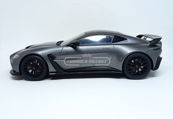 Miniatura de carro Aston Martin V12 Vantage 2023, cinza metálico/carbono, edição limitada 999 peças, escala 1:18, marca GT Spirit