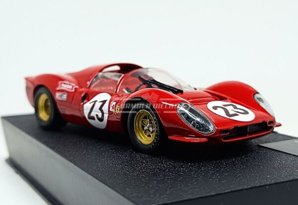 Miniatura de carro Ferrari 330 P4 #23 L. Bandini/C. Amon, vencedor das 24h Daytona 1967, escala 1:43, marca Altaya