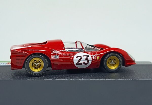 Miniatura de carro Ferrari 330 P4 #23 L. Bandini/C. Amon, vencedor das 24h Daytona 1967, escala 1:43, marca Altaya