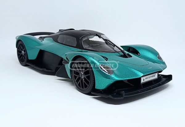 Miniatura de carro Aston Martin Valkyrie 2022, cor verde metálico, escala 1:18, marca Maisto