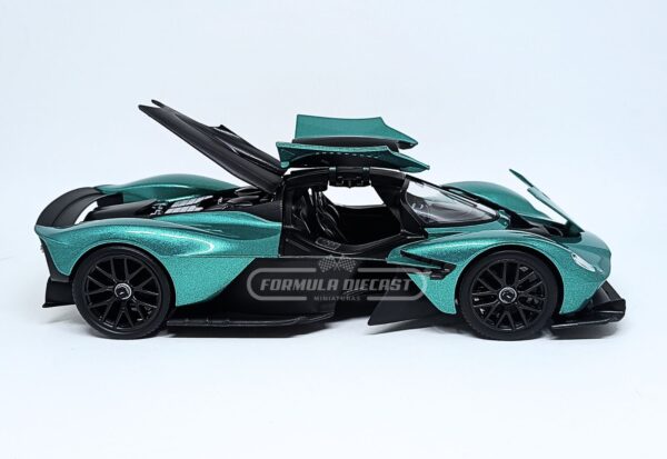 Miniatura de carro Aston Martin Valkyrie 2022, cor verde metálico, escala 1:18, marca Maisto