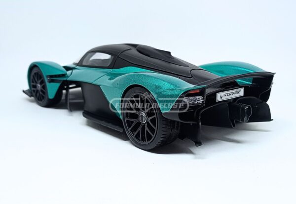 Miniatura de carro Aston Martin Valkyrie 2022, cor verde metálico, escala 1:18, marca Maisto