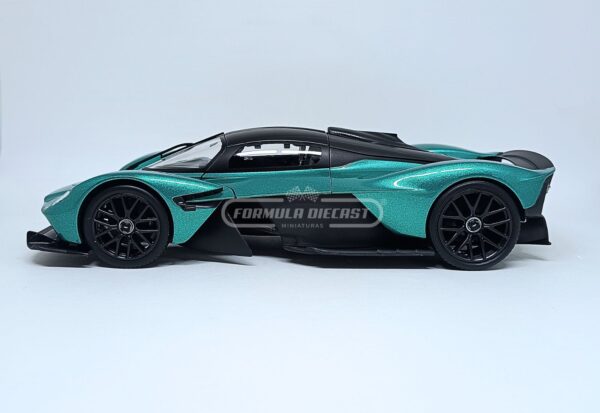 Miniatura de carro Aston Martin Valkyrie 2022, cor verde metálico, escala 1:18, marca Maisto