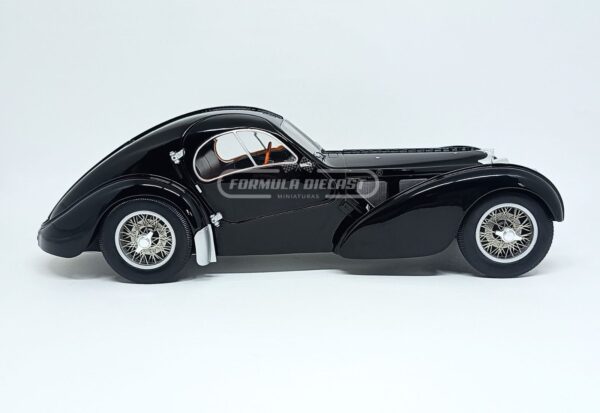 Miniatura de carro Bugatti Type 57 SC Atlantic 1938, cor preta, escala 1:18, marca Solido