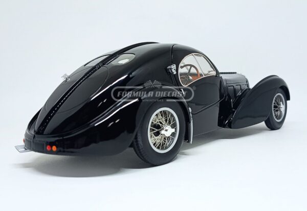 Miniatura de carro Bugatti Type 57 SC Atlantic 1938, cor preta, escala 1:18, marca Solido