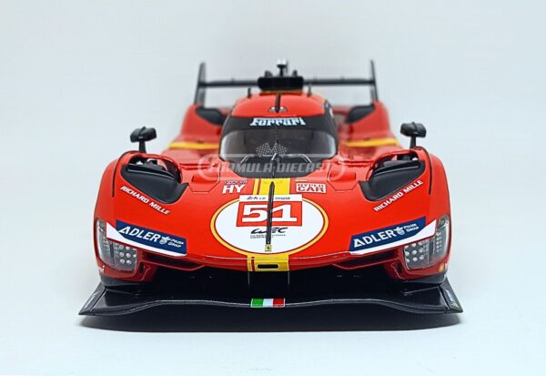 Miniatura de carro Ferrari 499P #51 A.Pier Guidi/J.Calado/A.Giovinazzi, vencedor das 24h Le Mans 2023, escala 1:18, marca Bburago