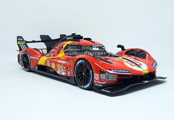 Miniatura de carro Ferrari 499P #51 A.Pier Guidi/J.Calado/A.Giovinazzi, vencedor das 24h Le Mans 2023, escala 1:18, marca Bburago