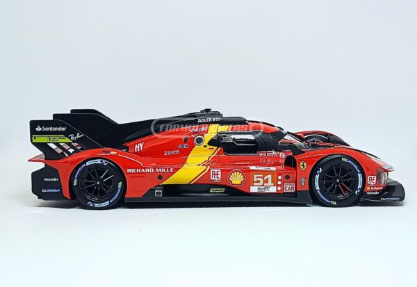 Miniatura de carro Ferrari 499P #51 A.Pier Guidi/J.Calado/A.Giovinazzi, vencedor das 24h Le Mans 2023, escala 1:18, marca Bburago