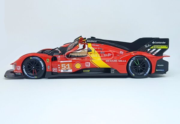 Miniatura de carro Ferrari 499P #51 A.Pier Guidi/J.Calado/A.Giovinazzi, vencedor das 24h Le Mans 2023, escala 1:18, marca Bburago