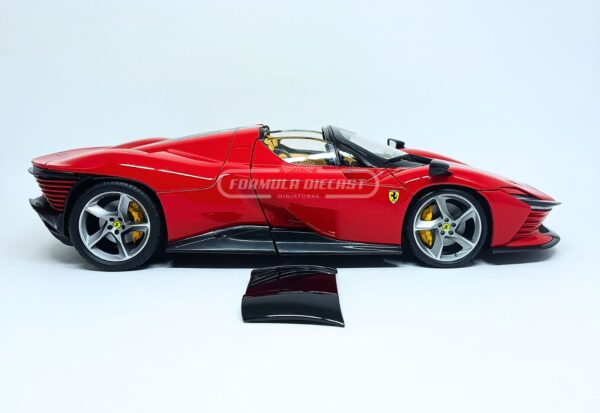 Miniatura de carro Ferrari Daytona SP3 2022, cor Rosso Corsa, escala 1:18, marca Bburago Signature