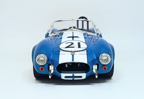 Miniatura de carro Shelby Cobra 427 S/C #21 1965, nas cores azul e branco, escala 1:18, marca CMR