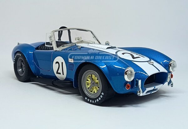 Miniatura de carro Shelby Cobra 427 S/C #21 1965, nas cores azul e branco, escala 1:18, marca CMR