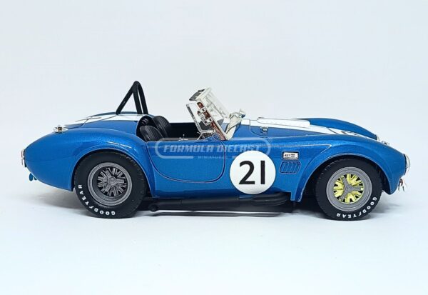 Miniatura de carro Shelby Cobra 427 S/C #21 1965, nas cores azul e branco, escala 1:18, marca CMR