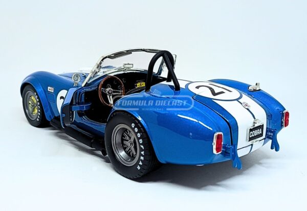 Miniatura de carro Shelby Cobra 427 S/C #21 1965, nas cores azul e branco, escala 1:18, marca CMR