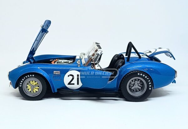 Miniatura de carro Shelby Cobra 427 S/C #21 1965, nas cores azul e branco, escala 1:18, marca CMR