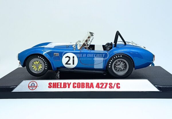 Miniatura de carro Shelby Cobra 427 S/C #21 1965, nas cores azul e branco, escala 1:18, marca CMR