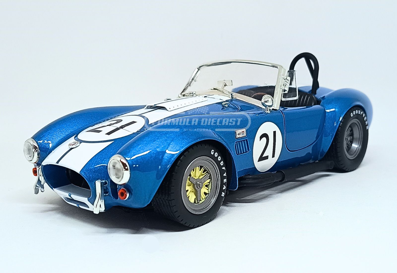 Miniatura de carro Shelby Cobra 427 S/C #21 1965, nas cores azul e branco, escala 1:18, marca CMR