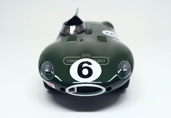 Miniatura de carro Jaguar D-Type #6 pilotado por M. Hawthorn e I. Bueb, vencedor das 24h de Le Mans 1955, escala 1:18, marca CMR