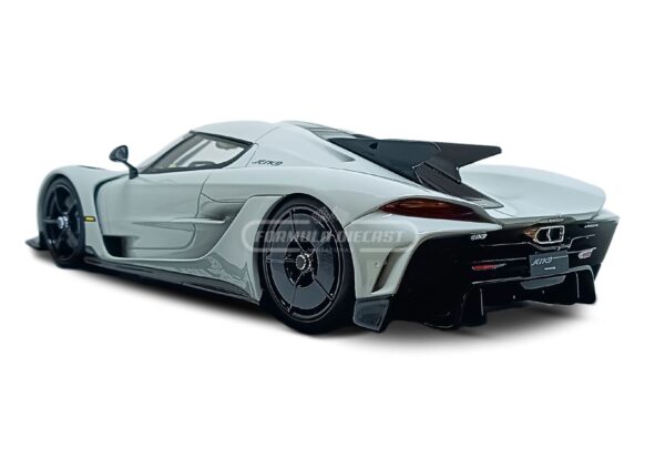 Miniatura de carro Koenigsegg Jesko Absolut 2022, cor cinza, escala 1:18, marca GT Spirit
