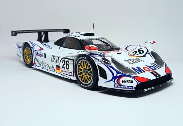 Miniatura de carro Porsche 911 GT1 #26 pilotado por McNish, Aiello e Ortelli, vencedor das 24h de Le Mans 1998, escala 1:18, marca Werk83