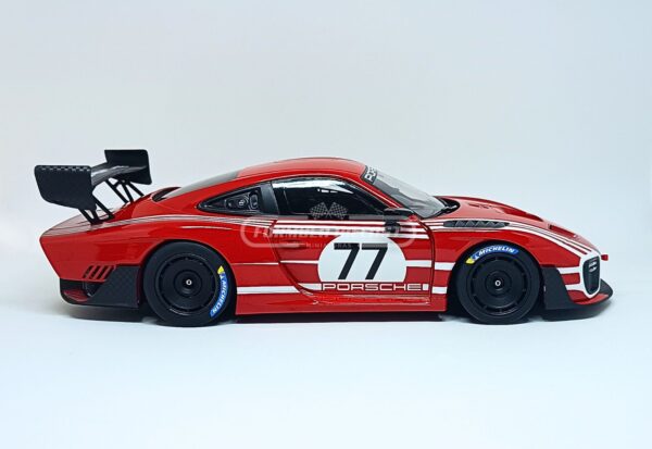 Miniatura de carro Porsche 935/19 #77, vermelho e branco, modelo 2019, escala 1:18, marca Minichamps