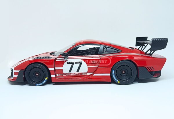 Miniatura de carro Porsche 935/19 #77, vermelho e branco, modelo 2019, escala 1:18, marca Minichamps