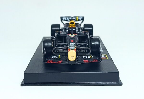 Miniatura de carro Red Bull RB20 #1 Max Verstappen (com piloto), Campeão Mundial F1 2024, escala 1:43, marca Bburago