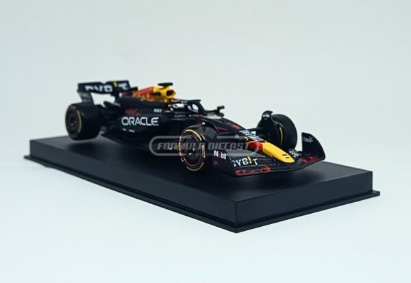 Miniatura de carro Red Bull RB20 #1 Max Verstappen (com piloto), Campeão Mundial F1 2024, escala 1:43, marca Bburago