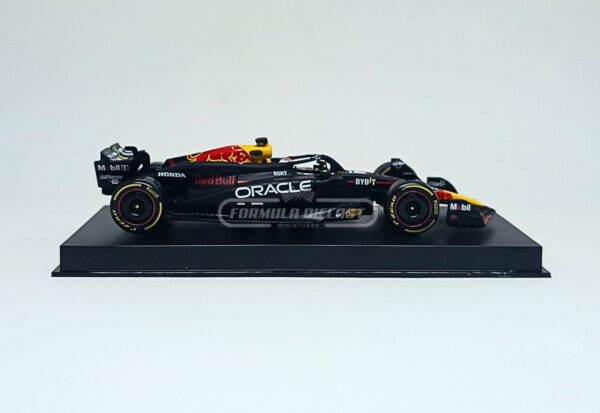 Miniatura de carro Red Bull RB20 #1 Max Verstappen (com piloto), Campeão Mundial F1 2024, escala 1:43, marca Bburago