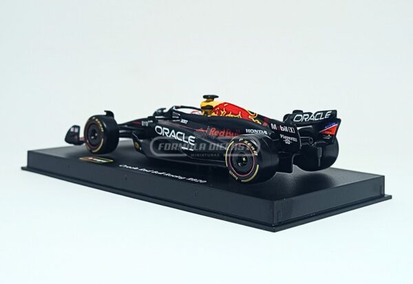 Miniatura de carro Red Bull RB20 #1 Max Verstappen (com piloto), Campeão Mundial F1 2024, escala 1:43, marca Bburago