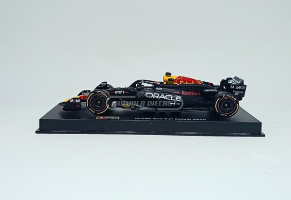 Miniatura de carro Red Bull RB20 #1 Max Verstappen (com piloto), Campeão Mundial F1 2024, escala 1:43, marca Bburago