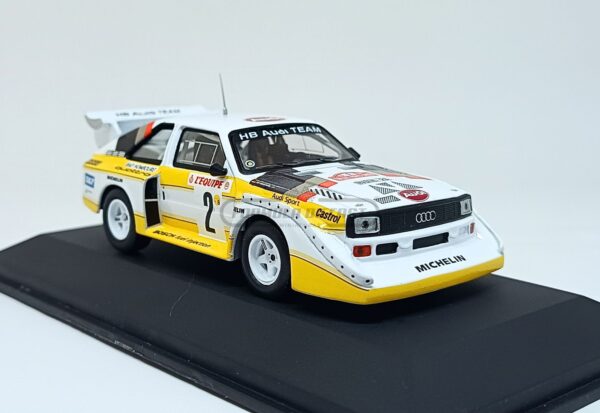 Miniatura de carro Audi Quattro Sport E2 #2 pilotado por Röhrl e Geistdörfer, 4º lugar no Rallye Monte Carlo 1986, escala 1:43, marca CMR