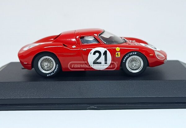 Miniatura de carro Ferrari 275 LM #21 pilotado por Rindt, Gregory e Hugus, vencedor das 24h de Le Mans 1965, escala 1:43, marca IXO