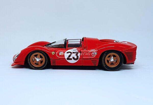 Miniatura de carro Ferrari 330 P4 #23 L. Bandini/C. Amon, vencedor das 24h Daytona 1967, escala 1:24, marca Bburago