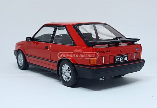 Miniatura de carro Ford Escort XR3 1987, escala 1:24, marca California Classics