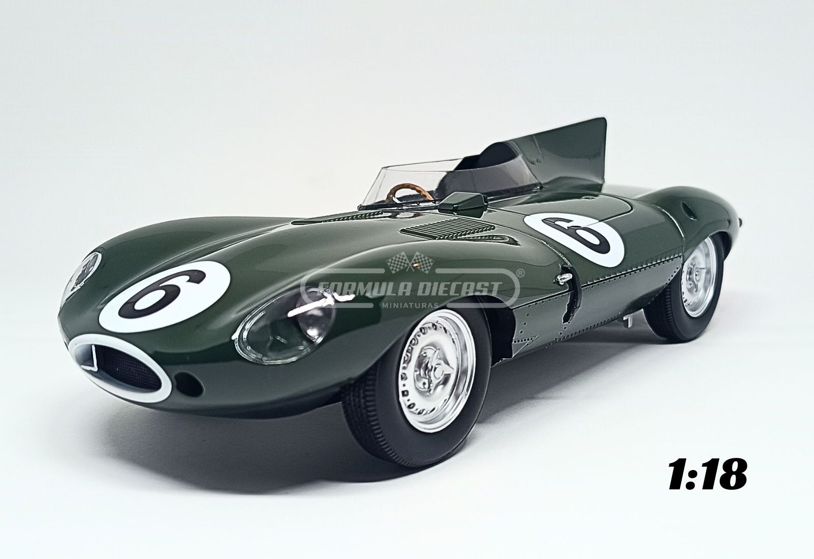 Miniatura de carro Jaguar D-Type #6 pilotado por M. Hawthorn e I. Bueb, vencedor das 24h de Le Mans 1955, escala 1:18, marca CMR