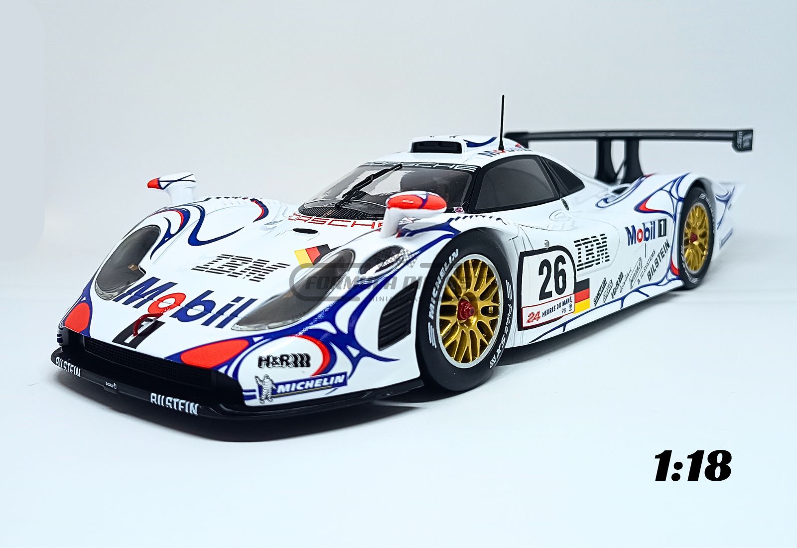 Miniatura de carro Porsche 911 GT1 #26 pilotado por McNish, Aiello e Ortelli, vencedor das 24h de Le Mans 1998, escala 1:18, marca Werk83