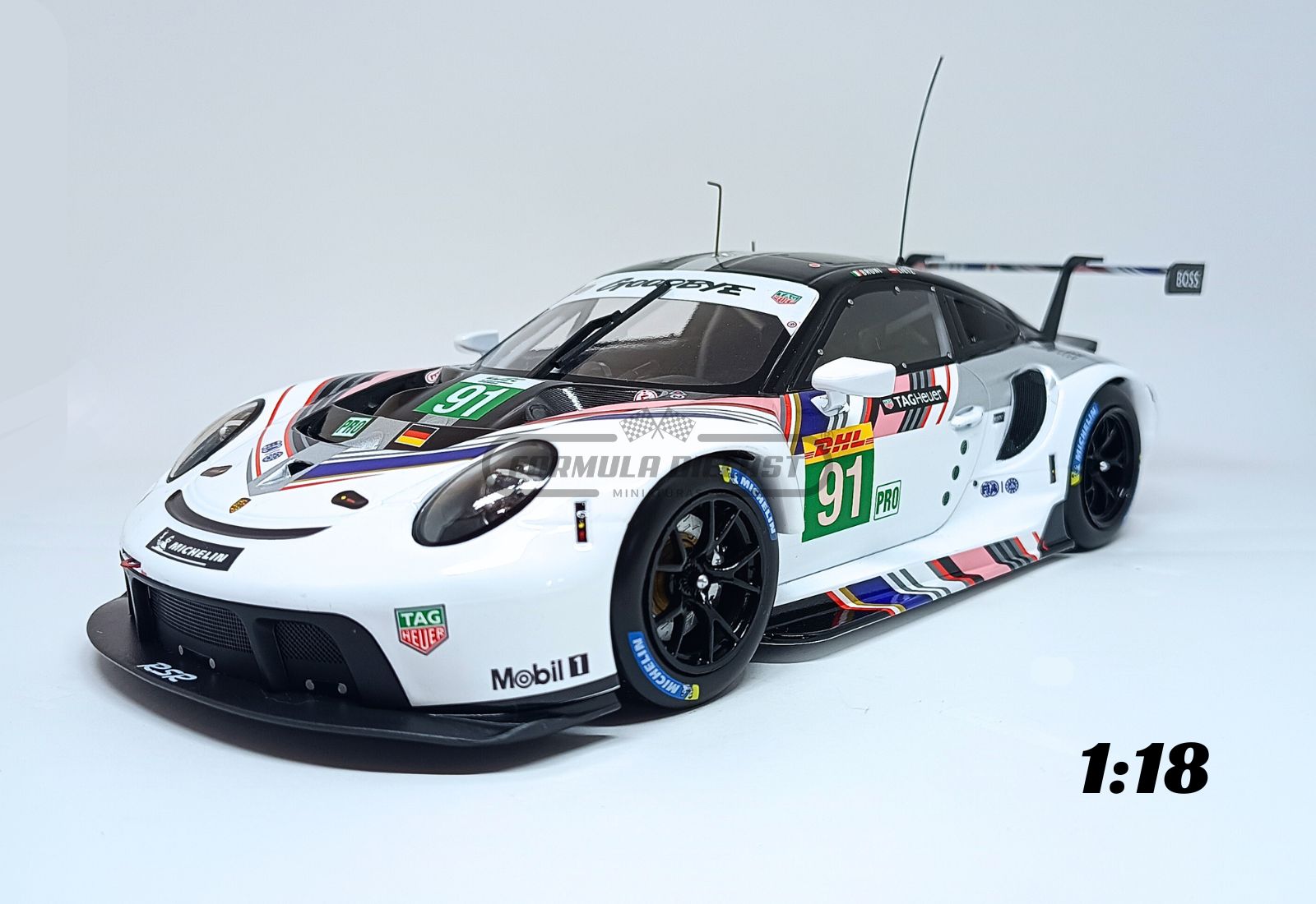 Miniatura de carro Porsche 911 RSR-19 #91 pilotado por Bruni e Lietz, LAST RACE WEC 2022, escala 1:18, marca IXO