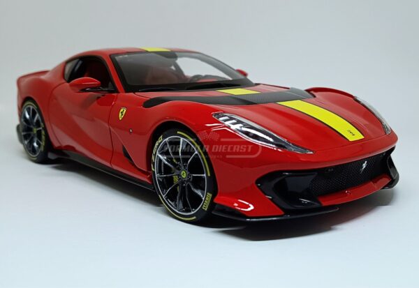 Miniatura de carro Ferrari 812 Competizione 2021, cor Rosso Corsa, escala 1:18, marca Bburago Signature