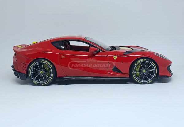 Miniatura de carro Ferrari 812 Competizione 2021, cor Rosso Corsa, escala 1:18, marca Bburago Signature