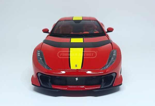 Miniatura de carro Ferrari 812 Competizione 2021, cor Rosso Corsa, escala 1:18, marca Bburago Signature