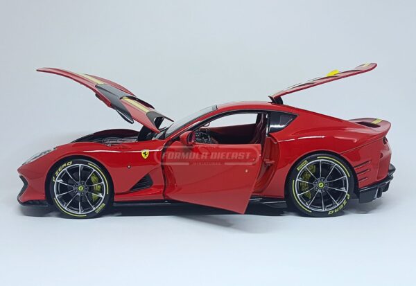 Miniatura de carro Ferrari 812 Competizione 2021, cor Rosso Corsa, escala 1:18, marca Bburago Signature