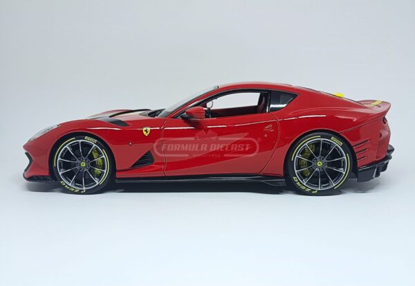 Miniatura de carro Ferrari 812 Competizione 2021, cor Rosso Corsa, escala 1:18, marca Bburago Signature
