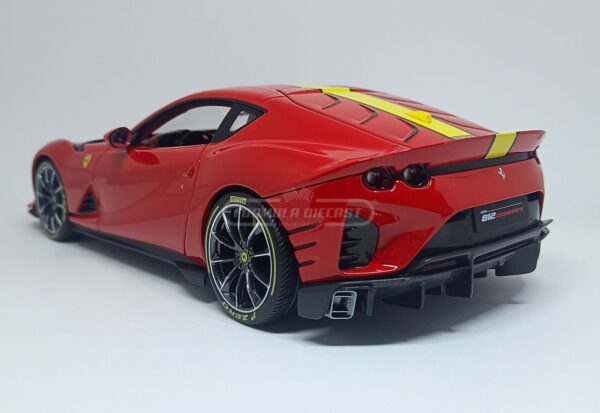 Miniatura de carro Ferrari 812 Competizione 2021, cor Rosso Corsa, escala 1:18, marca Bburago Signature