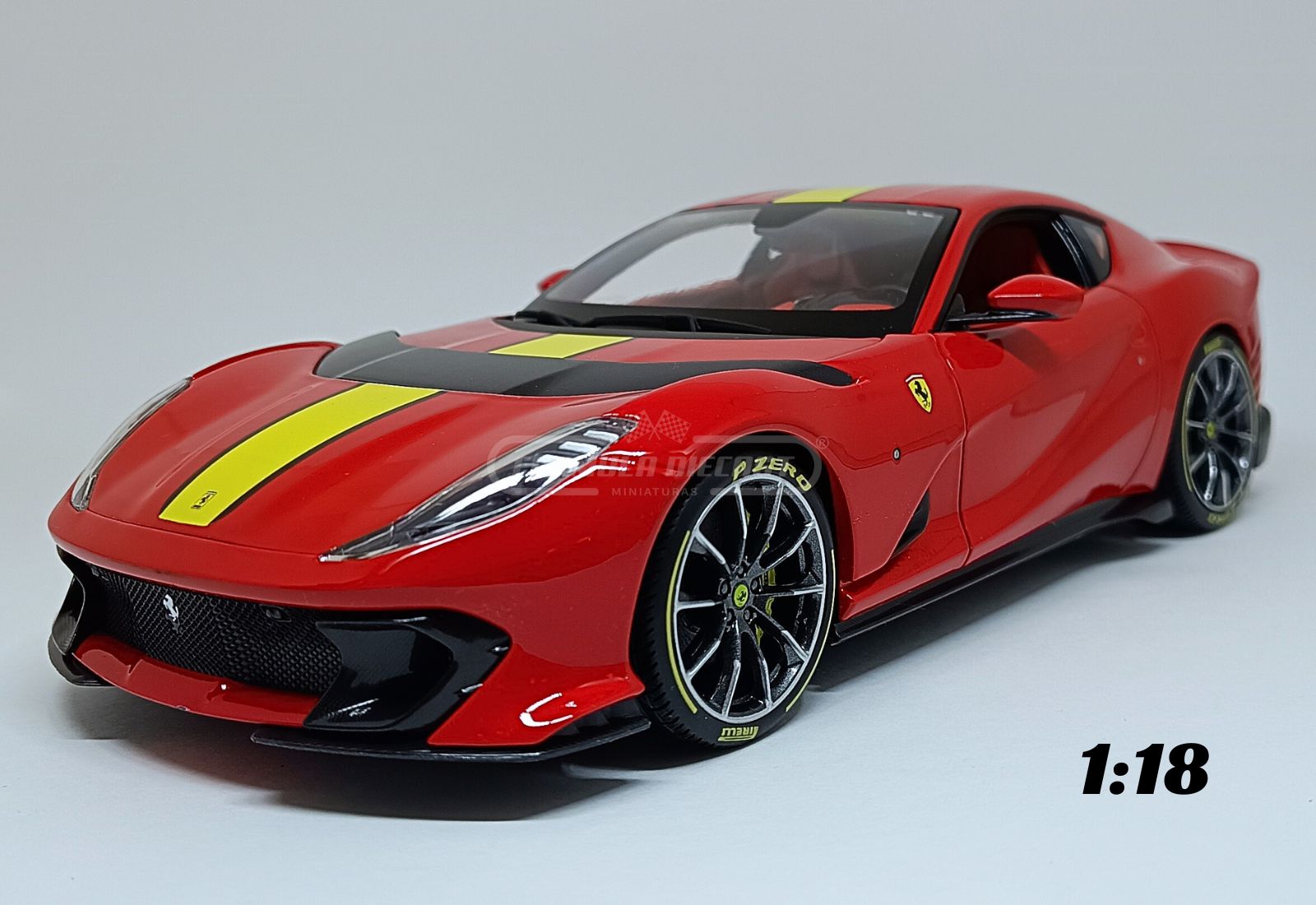 Miniatura de carro Ferrari 812 Competizione 2021, cor Rosso Corsa, escala 1:18, marca Bburago Signature