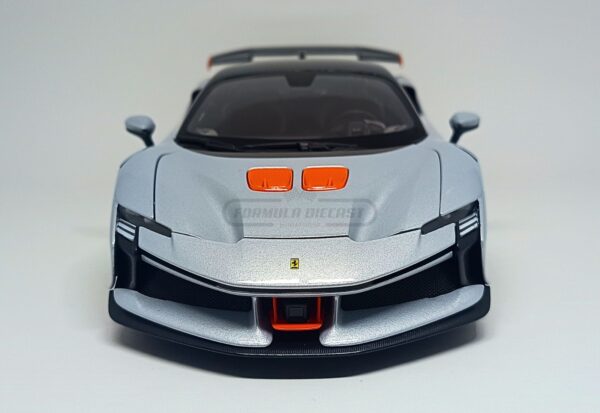 Miniatura de carro Ferrari SF90XX Stradale 2024, cor Grigio Alloy, escala 1:18, marca Bburago