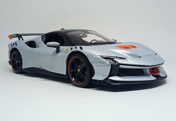 Miniatura de carro Ferrari SF90XX Stradale 2024, cor Grigio Alloy, escala 1:18, marca Bburago